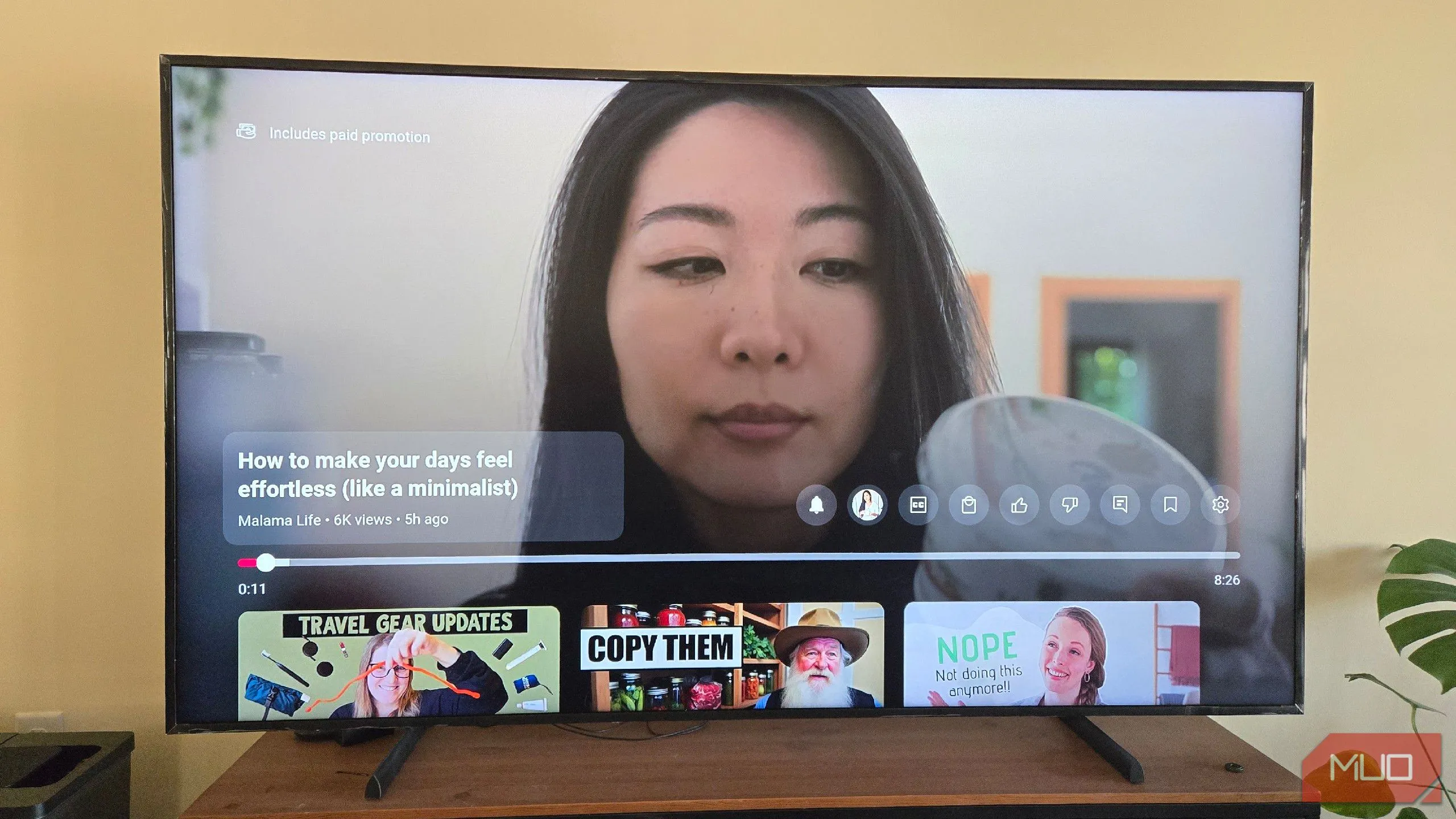 Video YouTube TV đang tạm dừng trên màn hình tivi Samsung, minh họa sự cố