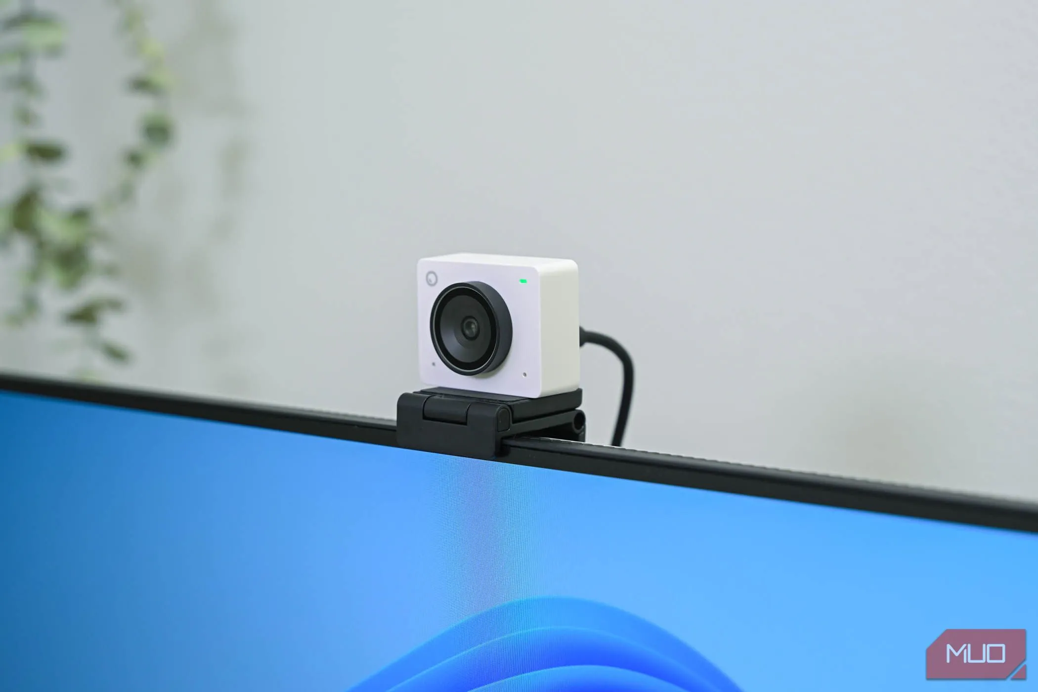 Webcam OBSBOT Meet 2 đặt trên đỉnh màn hình, minh họa việc kết nối webcam dễ dàng qua cổng USB màn hình